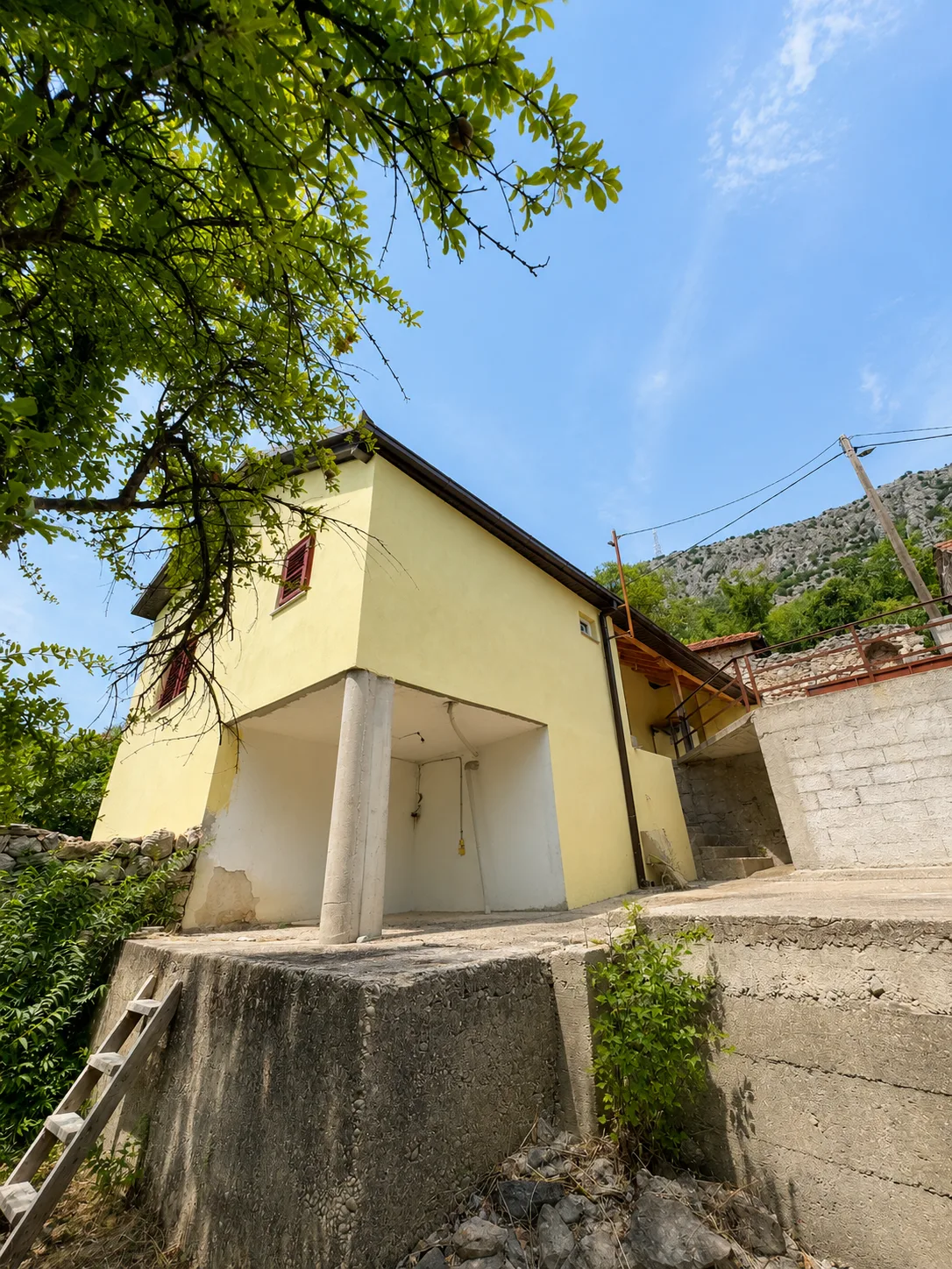 House in Ljubuški, view of the facade from the entrance